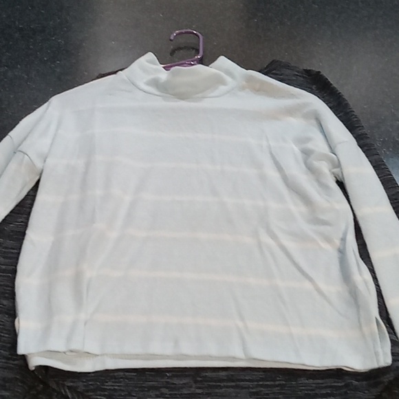 Cropped baby blue sweater - Picture 2 of 3